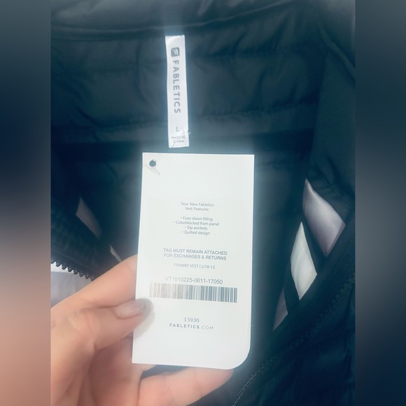 #28 NWT Fabletics light puffer vest, super cute and versatile - Picture 2 of 4